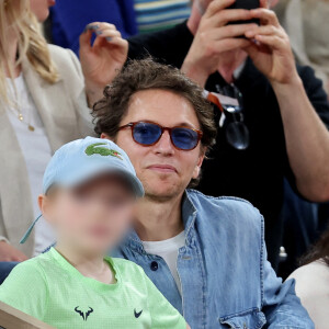 Le chanteur Raphael et son fils Aliocha dans les tribunes pour le premier tour des Internationaux de France de tennis de Roland Garros 2024 opposant R.Nadal (Rafa) à A.Zverev, à Paris, France, le 27 mai 2024. © Jacovides-Moreau/Bestimage