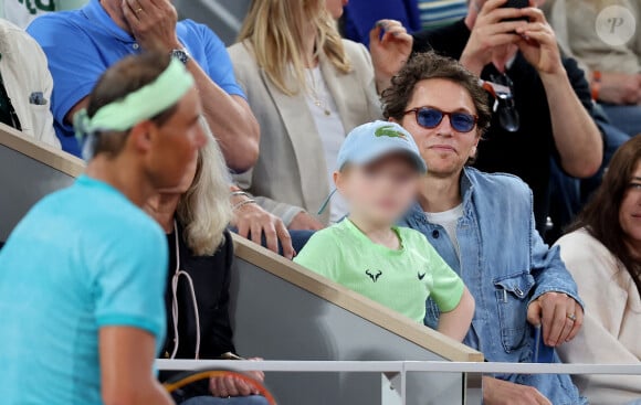 Le chanteur Raphael et son fils Aliocha dans les tribunes pour le premier tour des Internationaux de France de tennis de Roland Garros 2024 opposant R.Nadal (Rafa) à A.Zverev, à Paris, France, le 27 mai 2024. © Jacovides-Moreau/Bestimage