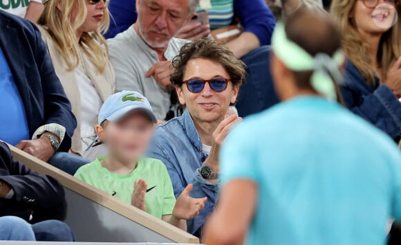 Le chanteur Raphael et son fils Aliocha dans les tribunes pour le premier tour des Internationaux de France de tennis de Roland Garros 2024 opposant R.Nadal (Rafa) à A.Zverev, à Paris, France, le 27 mai 2024. © Jacovides-Moreau/Bestimage