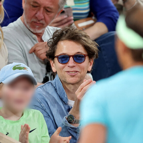 Le chanteur Raphael et son fils Aliocha dans les tribunes pour le premier tour des Internationaux de France de tennis de Roland Garros 2024 opposant R.Nadal (Rafa) à A.Zverev, à Paris, France, le 27 mai 2024. © Jacovides-Moreau/Bestimage