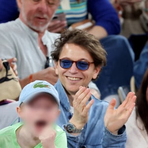 Le chanteur Raphael et son fils Aliocha dans les tribunes pour le premier tour des Internationaux de France de tennis de Roland Garros 2024 opposant R.Nadal (Rafa) à A.Zverev, à Paris, France, le 27 mai 2024. © Jacovides-Moreau/Bestimage