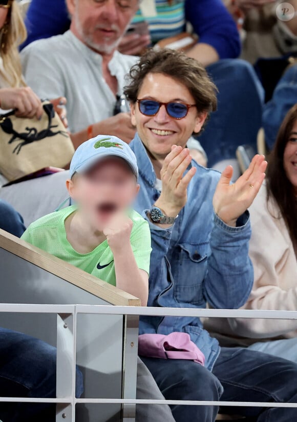 Le chanteur Raphael et son fils Aliocha dans les tribunes pour le premier tour des Internationaux de France de tennis de Roland Garros 2024 opposant R.Nadal (Rafa) à A.Zverev, à Paris, France, le 27 mai 2024. © Jacovides-Moreau/Bestimage