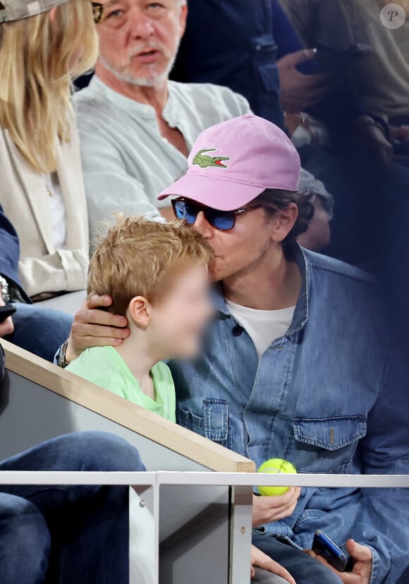 Tous les deux étaient particulièrement complices. 
Le chanteur Raphael et son fils Aliocha dans les tribunes pour le premier tour des Internationaux de France de tennis de Roland Garros 2024 opposant R.Nadal (Rafa) à A.Zverev, à Paris, France, le 27 mai 2024. © Jacovides-Moreau/Bestimage