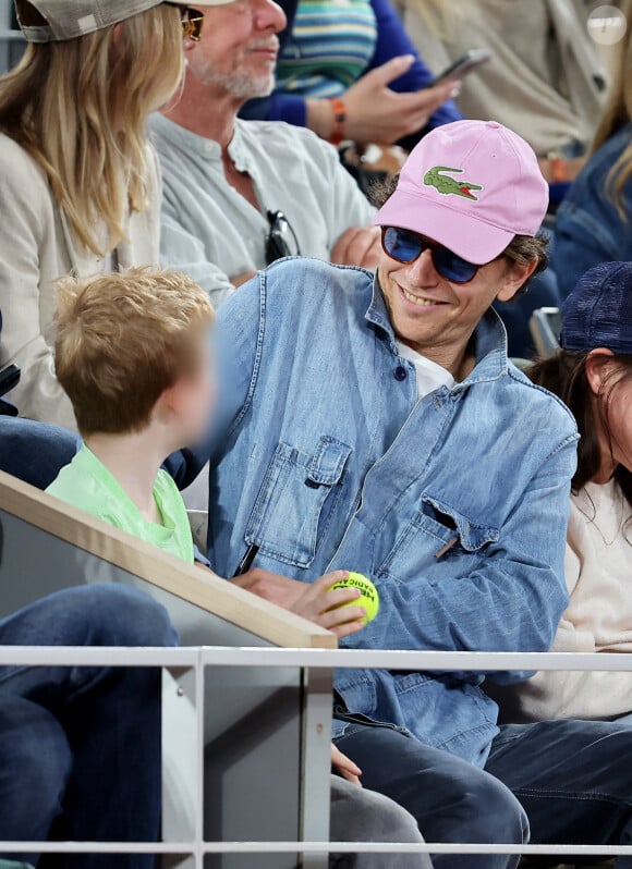 Fan de tennis, Raphaël s'est offert une petite sortie avec son fils Aliocha.
Le chanteur Raphael et son fils Aliocha dans les tribunes pour le premier tour des Internationaux de France de tennis de Roland Garros 2024 opposant R.Nadal (Rafa) à A.Zverev, à Paris. © Jacovides-Moreau/Bestimage