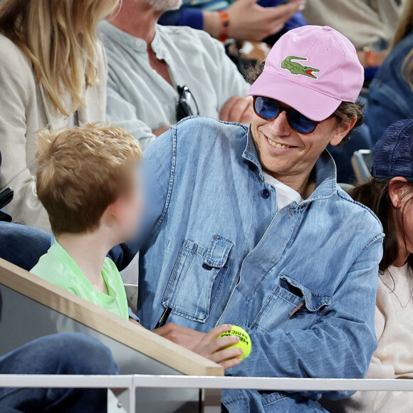 Fan de tennis, Raphaël s'est offert une petite sortie avec son fils Aliocha.
Le chanteur Raphael et son fils Aliocha dans les tribunes pour le premier tour des Internationaux de France de tennis de Roland Garros 2024 opposant R.Nadal (Rafa) à A.Zverev, à Paris. © Jacovides-Moreau/Bestimage