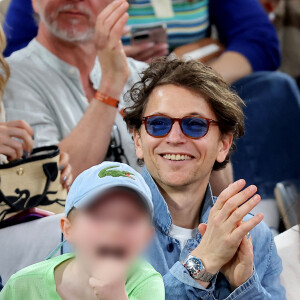 Le chanteur Raphael et son fils Aliocha dans les tribunes pour le premier tour des Internationaux de France de tennis de Roland Garros 2024 opposant R.Nadal (Rafa) à A.Zverev, à Paris, France, le 27 mai 2024. © Jacovides-Moreau/Bestimage