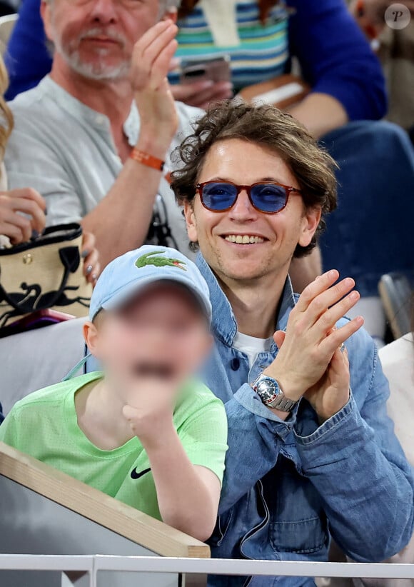 Le chanteur Raphael et son fils Aliocha dans les tribunes pour le premier tour des Internationaux de France de tennis de Roland Garros 2024 opposant R.Nadal (Rafa) à A.Zverev, à Paris, France, le 27 mai 2024. © Jacovides-Moreau/Bestimage