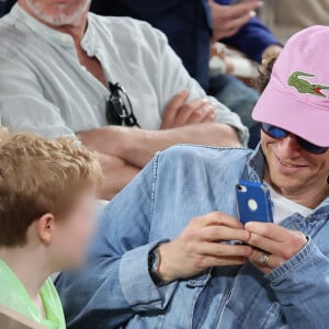 Le chanteur Raphael et son fils Aliocha dans les tribunes pour le premier tour des Internationaux de France de tennis de Roland Garros 2024 opposant R.Nadal (Rafa) à A.Zverev, à Paris, France, le 27 mai 2024. © Jacovides-Moreau/Bestimage