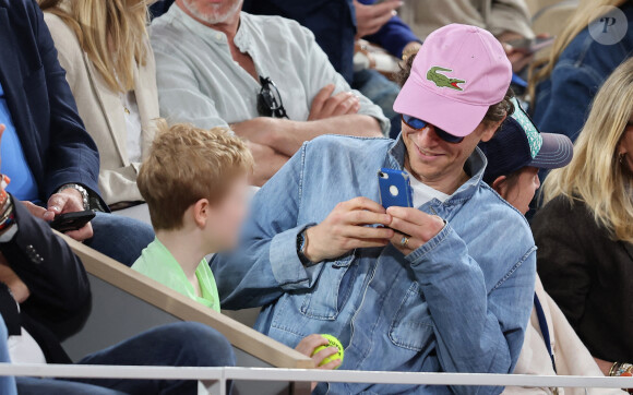 Le chanteur Raphael et son fils Aliocha dans les tribunes pour le premier tour des Internationaux de France de tennis de Roland Garros 2024 opposant R.Nadal (Rafa) à A.Zverev, à Paris, France, le 27 mai 2024. © Jacovides-Moreau/Bestimage