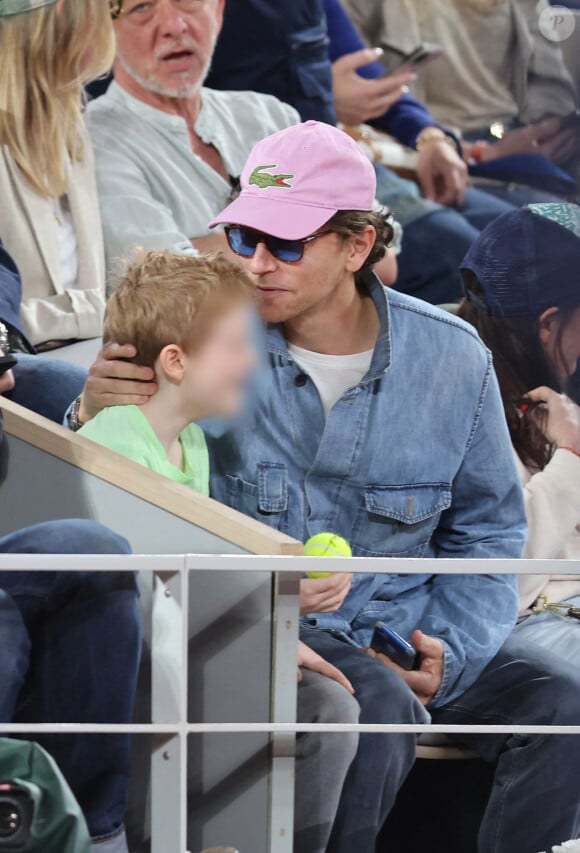 Le chanteur Raphael et son fils Aliocha dans les tribunes pour le premier tour des Internationaux de France de tennis de Roland Garros 2024 opposant R.Nadal (Rafa) à A.Zverev, à Paris, France, le 27 mai 2024. © Jacovides-Moreau/Bestimage