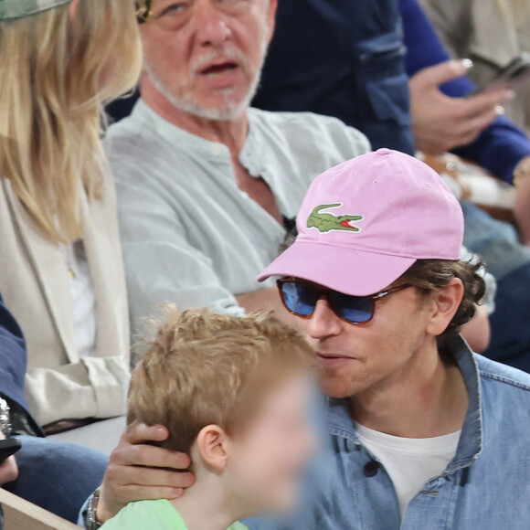 Le chanteur Raphael et son fils Aliocha dans les tribunes pour le premier tour des Internationaux de France de tennis de Roland Garros 2024 opposant R.Nadal (Rafa) à A.Zverev, à Paris, France, le 27 mai 2024. © Jacovides-Moreau/Bestimage