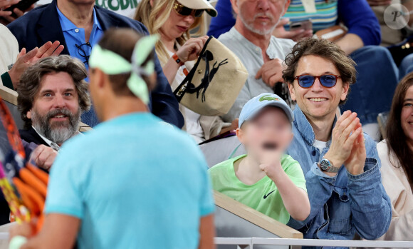 Le chanteur Raphael et son fils Aliocha dans les tribunes pour le premier tour des Internationaux de France de tennis de Roland Garros 2024 opposant R.Nadal (Rafa) à A.Zverev, à Paris, France, le 27 mai 2024. © Jacovides-Moreau/Bestimage