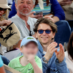 Le chanteur Raphael et son fils Aliocha dans les tribunes pour le premier tour des Internationaux de France de tennis de Roland Garros 2024 opposant R.Nadal (Rafa) à A.Zverev, à Paris, France, le 27 mai 2024. © Jacovides-Moreau/Bestimage