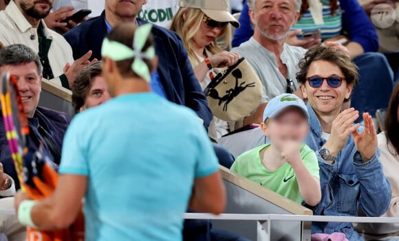 Le chanteur Raphael et son fils Aliocha dans les tribunes pour le premier tour des Internationaux de France de tennis de Roland Garros 2024 opposant R.Nadal (Rafa) à A.Zverev, à Paris, France, le 27 mai 2024. © Jacovides-Moreau/Bestimage