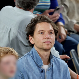 Le chanteur Raphael et son fils Aliocha dans les tribunes pour le premier tour des Internationaux de France de tennis de Roland Garros 2024 opposant R.Nadal (Rafa) à A.Zverev, à Paris, France, le 27 mai 2024. © Jacovides-Moreau/Bestimage