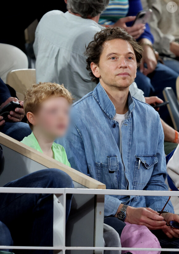 Le chanteur Raphael et son fils Aliocha dans les tribunes pour le premier tour des Internationaux de France de tennis de Roland Garros 2024 opposant R.Nadal (Rafa) à A.Zverev, à Paris, France, le 27 mai 2024. © Jacovides-Moreau/Bestimage