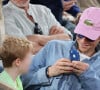 D'ailleurs Mélanie Thierry a dû être ravie de voir des photos de son fils en tribunes ! 
Le chanteur Raphael et son fils Aliocha dans les tribunes pour le premier tour des Internationaux de France de tennis de Roland Garros 2024 opposant R.Nadal (Rafa) à A.Zverev, à Paris, France, le 27 mai 2024. © Jacovides-Moreau/Bestimage