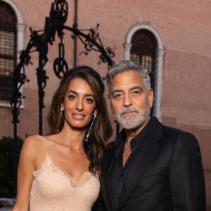 Un changement radical de vie pour les deux enfants âgés de bientôt sept ans.
Amal et George Clooney assistent à la cérémonie des "DVF Awards", lors du 80ᵉ Festival International du Film de Venise (Mostra), le 31 août 2023.