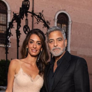 Un changement radical de vie pour les deux enfants âgés de bientôt sept ans.
Amal et George Clooney assistent à la cérémonie des "DVF Awards", lors du 80ᵉ Festival International du Film de Venise (Mostra), le 31 août 2023.