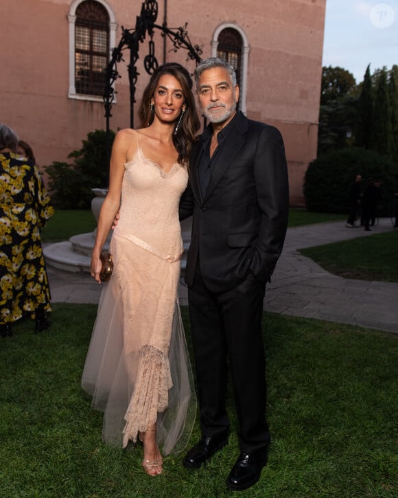 Un changement radical de vie pour les deux enfants âgés de bientôt sept ans.
Amal et George Clooney assistent à la cérémonie des "DVF Awards", lors du 80ᵉ Festival International du Film de Venise (Mostra), le 31 août 2023.