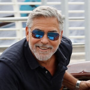 La raison ? George Clooney rejoint Broadway dans l'adaptation théâtre de son film Good Night and Good Luck.
George Clooney à destination de l'hôtel Belmond Cipriani, à Venise, Italie, le 29 août 2023.