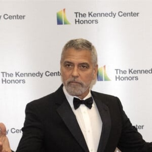 George Clooney et Amal assistent au dîner de gala des lauréats du 45ᵉ prix annuel du Kennedy Center à Washington, le 3 décembre 2022.