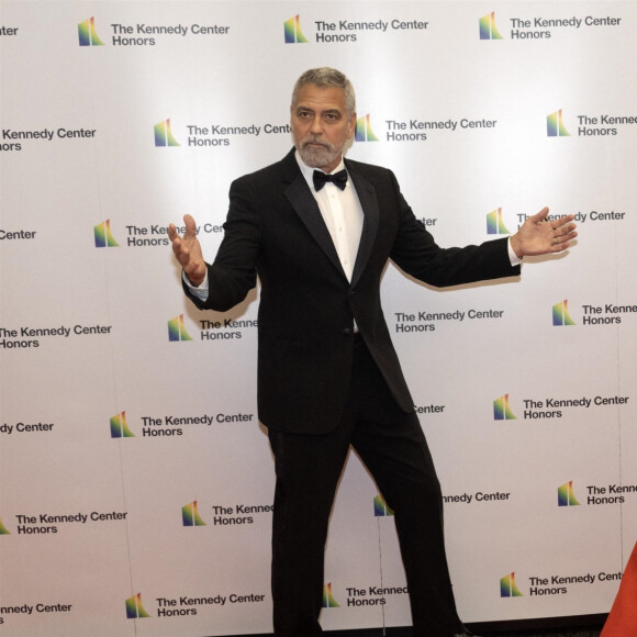 George Clooney et Amal assistent au dîner de gala des lauréats du 45ᵉ prix annuel du Kennedy Center à Washington, le 3 décembre 2022.
