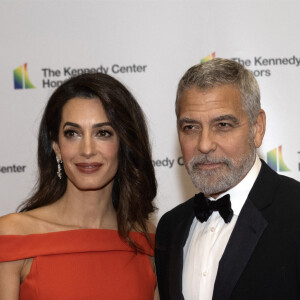 George Clooney et Amal assistent au dîner de gala des lauréats du 45ᵉ prix annuel du Kennedy Center à Washington, le 3 décembre 2022.