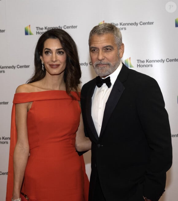 George Clooney et Amal assistent au dîner de gala des lauréats du 45ᵉ prix annuel du Kennedy Center à Washington, le 3 décembre 2022.