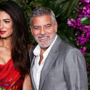 Ella et Alexander, les jumeaux Clooney, devront donc changer d'école.
Avant-première du film "Ticket to Paradise" à Los Angeles, le 17 octobre 2022.