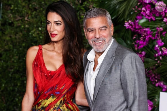 Ella et Alexander, les jumeaux Clooney, devront donc changer d'école.
Avant-première du film "Ticket to Paradise" à Los Angeles, le 17 octobre 2022.