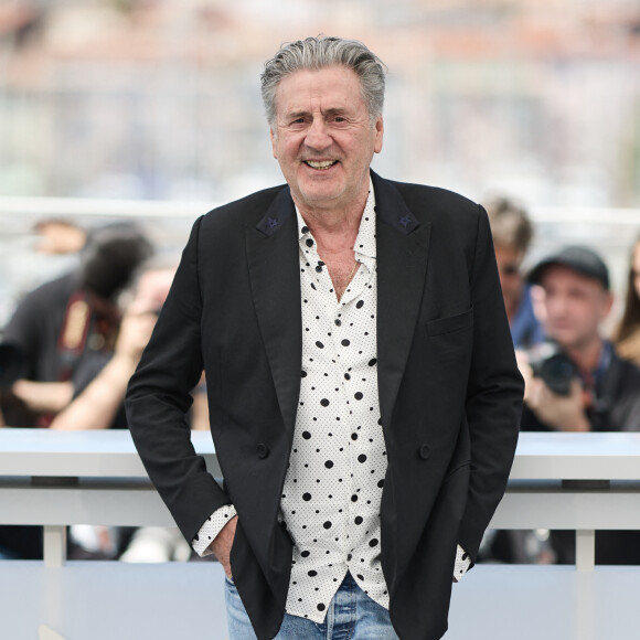 Et ainsi sur ses inquiétudes pour son fils Zachary, encore jeune.
Daniel Auteuil au photocall du film "Le Fil" lors du 77ème Festival International du Film de Cannes, au Palais des Festivals, à Cannes, France, le 22 mai 2024. © Jacovides-Moreau/Bestimage 
