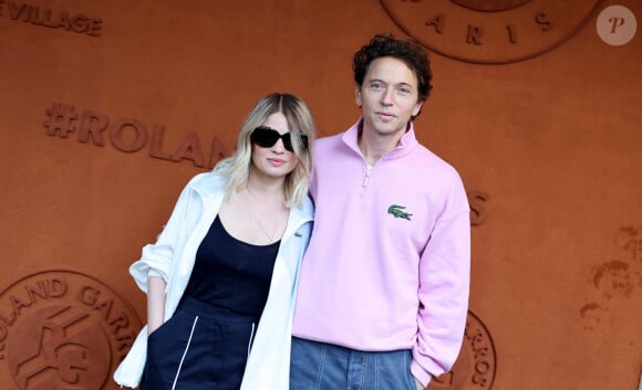 Mélanie Thierry et son compagnon, le chanteur Raphaël - Les célébrités au village lors des Internationaux de France de tennis de Roland Garros 2024 à Paris. Le 29 mai 2024. © Jacovides-Moreau / Bestimage 