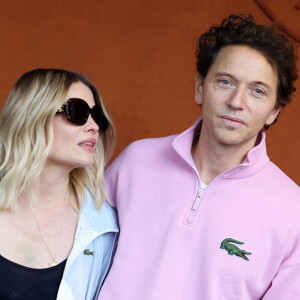 Le couple était de passage à Roland-Garros.
Mélanie Thierry et son compagnon, le chanteur Raphaël - Les célébrités au village lors des Internationaux de France de tennis de Roland Garros 2024 à Paris. Le 29 mai 2024. © Jacovides-Moreau / Bestimage 