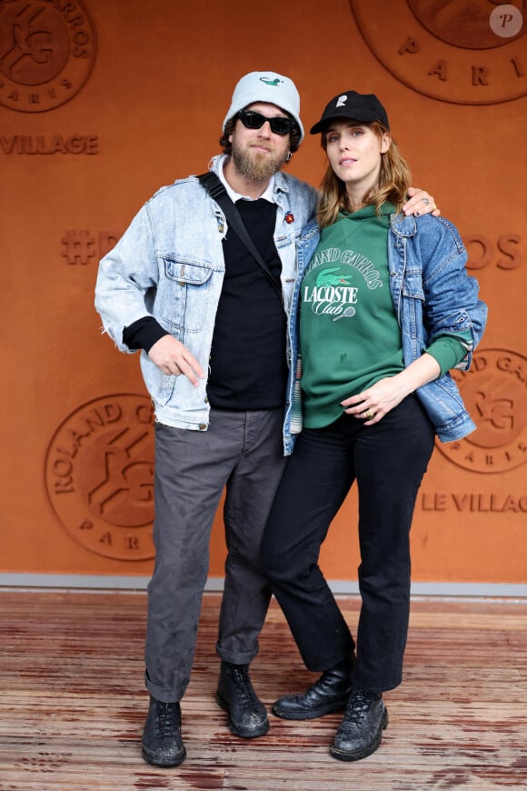 Dori Sadovnik, Gaia Weiss - Les célébrités au village lors des Internationaux de France de tennis de Roland Garros 2024 à Paris. Le 29 mai 2024. © Jacovides-Moreau / Bestimage 