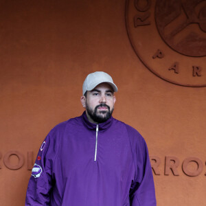 Artus - Les célébrités au village lors des Internationaux de France de tennis de Roland Garros 2024 à Paris. Le 29 mai 2024. © Jacovides-Moreau / Bestimage 