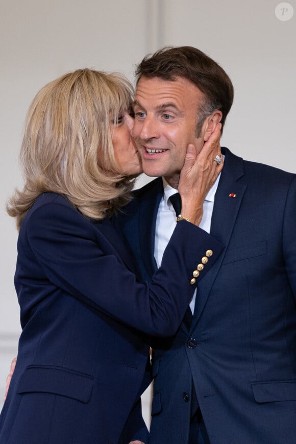 La Première dame a notamment donné un baiser au président de la République devant l'assemblée présente ce jour-là
Le Président de la République française Emmanuel Macron et la première dame Brigitte Macron - Le Président de la République française E.Macron et la première dame B.Macron remettent les prix "Non au Harcèlement 2024" au palais de l'Elysée à Paris, le 29 mai 2024. © Raphaël Lafargue / Pool / Bestimage 