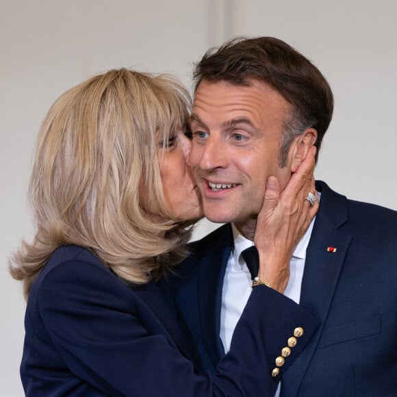 La Première dame a notamment donné un baiser au président de la République devant l'assemblée présente ce jour-là
Le Président de la République française Emmanuel Macron et la première dame Brigitte Macron - Le Président de la République française E.Macron et la première dame B.Macron remettent les prix "Non au Harcèlement 2024" au palais de l'Elysée à Paris, le 29 mai 2024. © Raphaël Lafargue / Pool / Bestimage 