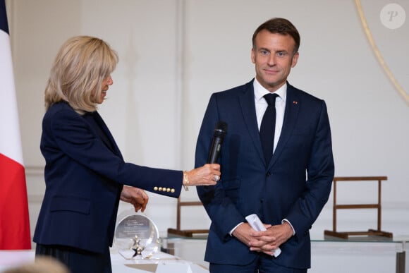 Le Président de la République française Emmanuel Macron et la première dame Brigitte Macron - Le Président de la République française E.Macron et la première dame B.Macron remettent les prix "Non au Harcèlement 2024" au palais de l'Elysée à Paris, le 29 mai 2024. © Raphaël Lafargue / Pool / Bestimage 