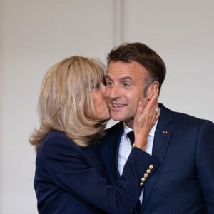 Emmanuel Macron semblait ravi de l'initiative de son épouse
Brigitte Macron, le président de la République française, Emmanuel Macron, Nicole Belloubet, ministre de l'Education et de la Jeunesse - Le Président de la République française E.Macron et la première dame B.Macron remettent les prix "Non au Harcèlement 2024" au palais de l'Elysée à Paris, le 29 mai 2024. © Raphaël Lafargue / Pool / Bestimage