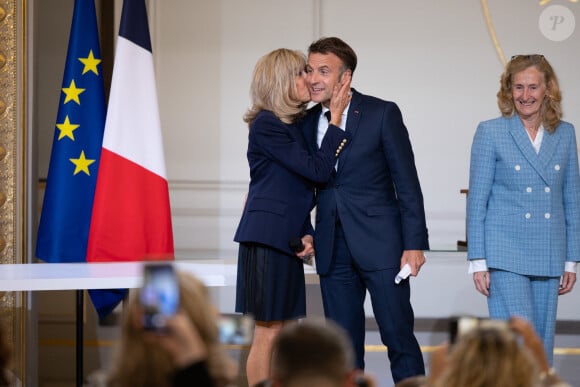 Emmanuel Macron semblait ravi de l'initiative de son épouse
Brigitte Macron, le président de la République française, Emmanuel Macron, Nicole Belloubet, ministre de l'Education et de la Jeunesse - Le Président de la République française E.Macron et la première dame B.Macron remettent les prix "Non au Harcèlement 2024" au palais de l'Elysée à Paris, le 29 mai 2024. © Raphaël Lafargue / Pool / Bestimage