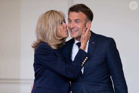 Le couple présidentiel est apparu très complice lors de la remise des prix "Non au Harcèlement 2024"
Le Président de la République française Emmanuel Macron et la première dame Brigitte Macron - Le Président de la République française E.Macron et la première dame B.Macron remettent les prix "Non au Harcèlement 2024" au palais de l'Elysée à Paris, le 29 mai 2024. © Raphaël Lafargue / Pool / Bestimage 