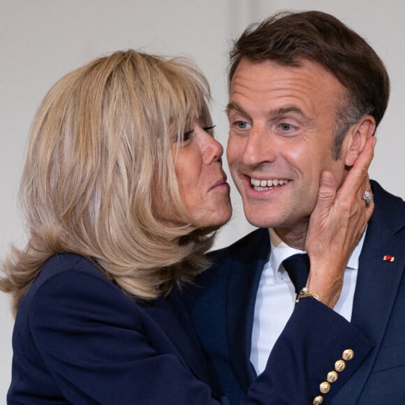 Le couple présidentiel est apparu très complice lors de la remise des prix "Non au Harcèlement 2024"
Le Président de la République française Emmanuel Macron et la première dame Brigitte Macron - Le Président de la République française E.Macron et la première dame B.Macron remettent les prix "Non au Harcèlement 2024" au palais de l'Elysée à Paris, le 29 mai 2024. © Raphaël Lafargue / Pool / Bestimage 