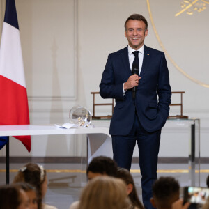 Julie Vignali, le président de la République française, Emmanuel Macron - Le Président de la République française E.Macron et la première dame B.Macron remettent les prix "Non au Harcèlement 2024" au palais de l'Elysée à Paris, le 29 mai 2024. © Raphaël Lafargue / Pool / Bestimage 