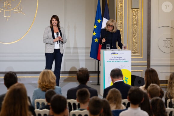 Julie Vignali et la première dame Brigitte Macron - Le Président de la République française E.Macron et la première dame B.Macron remettent les prix "Non au Harcèlement 2024" au palais de l'Elysée à Paris, le 29 mai 2024. © Raphaël Lafargue / Pool / Bestimage 