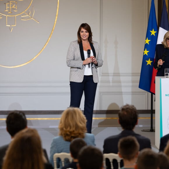 Julie Vignali et la première dame Brigitte Macron - Le Président de la République française E.Macron et la première dame B.Macron remettent les prix "Non au Harcèlement 2024" au palais de l'Elysée à Paris, le 29 mai 2024. © Raphaël Lafargue / Pool / Bestimage 