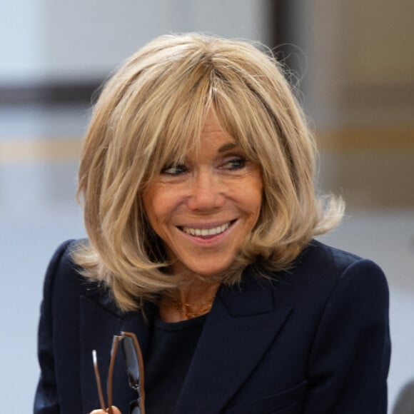 Pour rappel, Brigitte Macron est engagée dans la lutte contre le harcèlement scolaire depuis déjà de nombreuses années
La première dame Brigitte Macron - Le Président de la République française E.Macron et la première dame B.Macron remettent les prix "Non au Harcèlement 2024" au palais de l'Elysée à Paris, le 29 mai 2024. © Raphaël Lafargue / Pool / Bestimage 