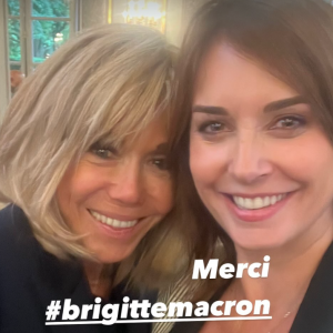 Julia Vignali pose aux côtés de Brigitte Macron lors de la premise des prix "Non au Harcèlement 2024" mercredi 29 mai 20224 au palais de l'Elysée.