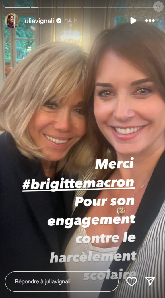 Julia Vignali pose aux côtés de Brigitte Macron lors de la premise des prix "Non au Harcèlement 2024" mercredi 29 mai 20224 au palais de l'Elysée.