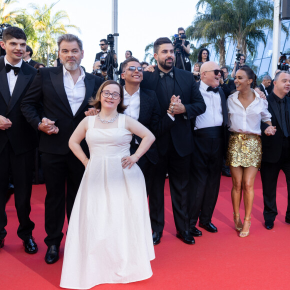 Il sera effectivement au casting de la prochaine saison de "HPI".
Clovis Cornillac, Artus, Alice Belaidi et l'équipe du film "Un p'tit truc en plus" - Montée des marches du film " Le comte de Monte-Cristo " lors du 77ème Festival International du Film de Cannes, au Palais des Festivals à Cannes. Le 22 mai 2024 © Olivier Borde / Bestimage